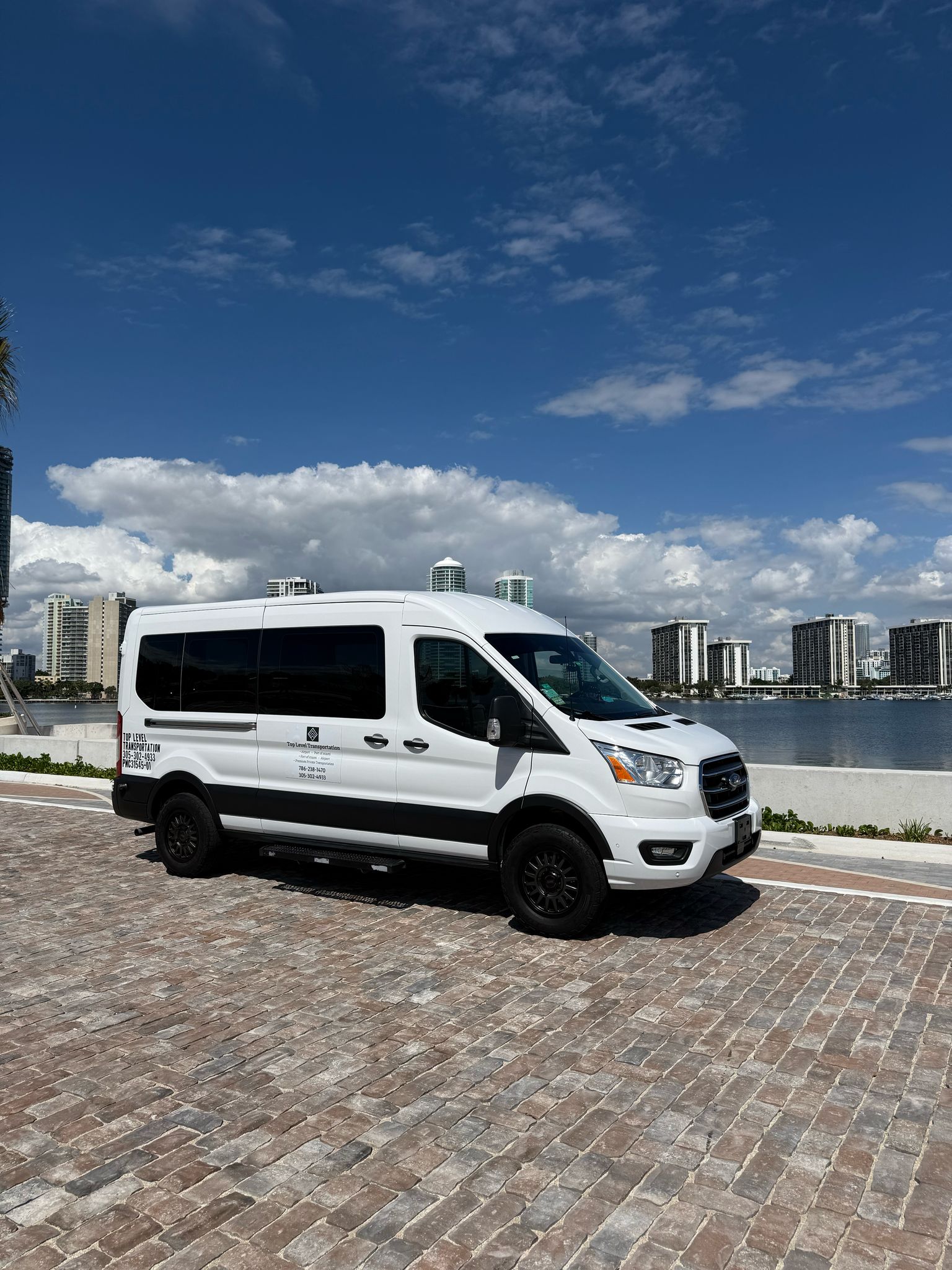 Van Top Level Transportation frente al agua